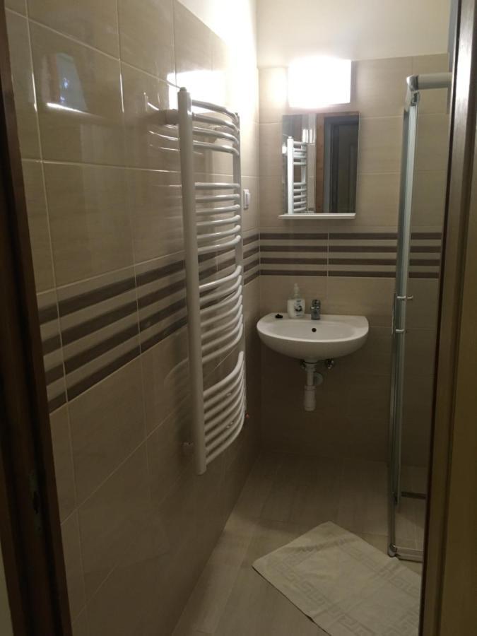 Vasmacska Panzio Hotel โคมารม ภายนอก รูปภาพ