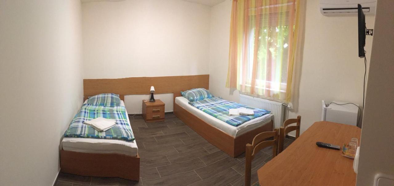 Vasmacska Panzio Hotel โคมารม ภายนอก รูปภาพ