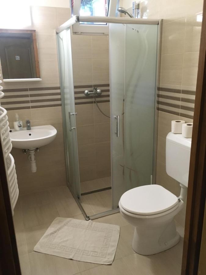 Vasmacska Panzio Hotel โคมารม ภายนอก รูปภาพ